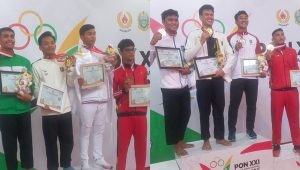 Atlet Pencak Silat Lampung Wildan dan Sadan meraih medali emas di PON XXI 2024