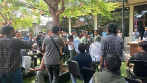 Cagub Lampung Rahmat Mirzani Djausal menyalami para wartawan di acara gathering