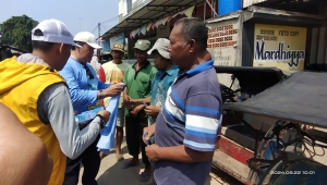 Calon Wakil Bupati Lampung Timur Azwar Hadi berdialog dengan sejumlah tukang becak di Kecamatan Way Jepara