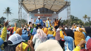 Ela-Azwar Senam Bareng Ratusan Emak-emak di Way Jepara Lampung Timur