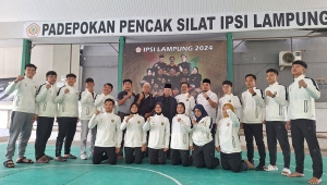 Ketua IPSI Lampung Faisol Djausal Berfoto Bersama Atlet Pencak Silat Lampung PON XXI 2024