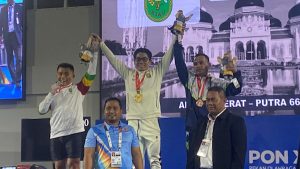 Lifter Lampung Doni Meiyanto meraih medali emas angkat berat kelas 66 kg putra di PON XXI Aceh-Sumut 2024