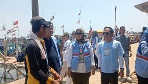 Cabup Lamtim Ela Siti Nuryamah temui pedagang ikan dan nelayan di Labuhan Maringgai