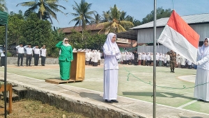 Ela Siti Nuryamah menjadi pembina upacara peringatan Hari Santri Nasional 2024 di Lampung Timur