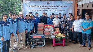 Nelayan Lampung Timur Dapat Bantuan Alat dan Mesin Perbaikan Kapal