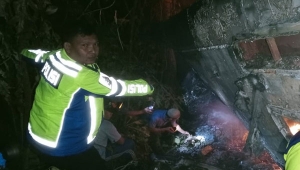Bus masuk jurang dan terbakar di Pesisir Barat Lampung