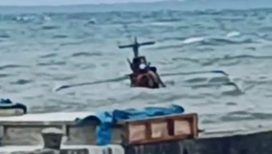 Perahu terbalik diterjang badai di Laut Tanggamus