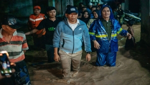 Gubernur Lampung Terpilih Rahmat Mirzani Djausal meninjau banjir di Bandar Lampung