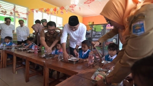 Gubernur Lampung Terpilih Rahmat Mirzani Djausal melihat pelaksanaan program makan bergizi gratis di Metro Lampung
