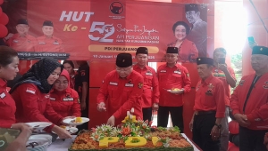 Ketua DPD PDIP Lampung Sudin memotong tumpeng saat peringatan HUT ke-52 PDIP