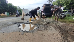 Lubang di Jalan Nasional Lampung Timur