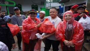 PDIP Lampung Tinjau dan Beri Bantuan Warga Terdampak Banjir di Bandar Lampung