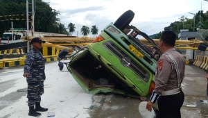 Truk Terguling di Pelabuhan Bakauheni