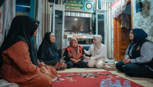 Ketua TP PKK Lampung Purnama Wulan Sari melayat ke rumah duka korban banjir di Bandar Lampung