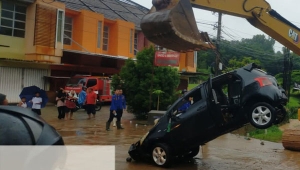 Mobil Terseret Banjir di Bandar Lampung