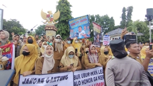 Ratusan Honorer di Lampung Timur Demo