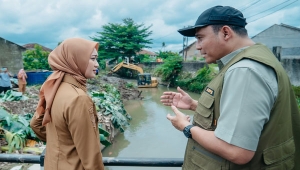 Wakil Gubernur Lampung Jihan Nurlela memantau proses normalisasi sungai di Bandar Lampung
