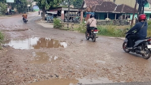 Jalan Alimudin Umar Campang Raya Bandar Lampung Rusak Parah