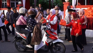 PDIP Lampung Bagikan Ratusan Takjil Buka Puasa Ramadan