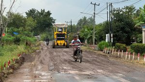 Perbaikan jalan di Lampung Timur