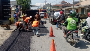 Perbaikan jalan di Lampung