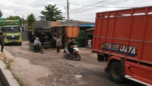 Truk Terguling di Jalan Rusak Bandar Lampung