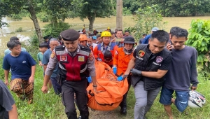 Warga Lampung Tengah Terjun ke Sungai