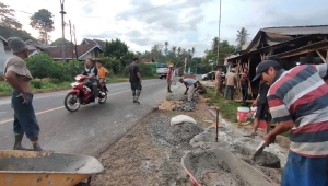 Warga Lampung Timur Perbaiki Jalan Rusak