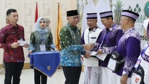 Gubernur Lampung Rahmat Mirzani Djausal (Mirza) menyerahkan uang saku kepada calon jemaah haji