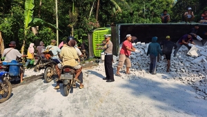 Truk Tronton Terguling di Tanjakan Sedayu