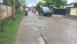 Jalan Rusak di Way Kandis Bandar Lampung