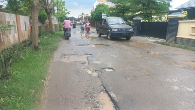Jalan Rusak di Way Kandis Bandar Lampung