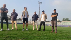 Pelatih Bhayangkara FC Paul Munster melihat Stadion Sumpah Pemuda Way Halim Bandar Lampung