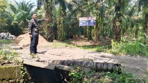 Warga Lampung Timur bangun jembatan