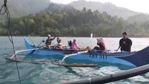 Perahu Bawa Pasien Terombang-ambing di Laut