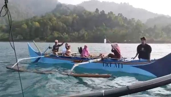 Perahu Bawa Pasien Terombang-ambing di Laut