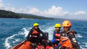 Polisi Hilang Terseret Ombak Saat Mancing di Pantai Goa Matu Pesisir Barat
