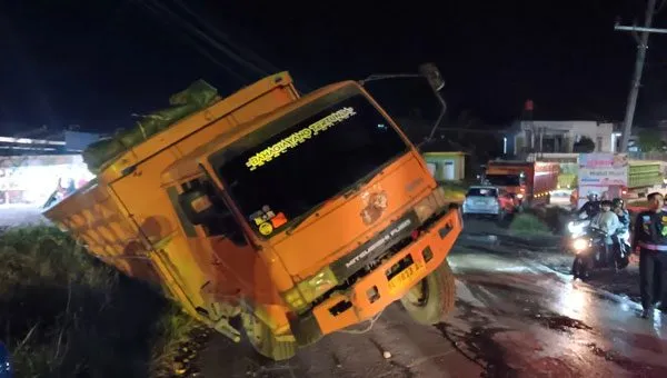 Kecelakaan Truk dan Motor Beat di Pringsewu