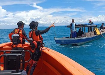 Tim SAR melakukan pencarian nelayan hilang