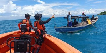 Tim SAR melakukan pencarian nelayan hilang