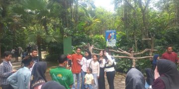 Berfoto dengan burung di Lembah Hijau Lampung