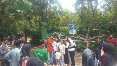 Berfoto dengan burung di Lembah Hijau Lampung