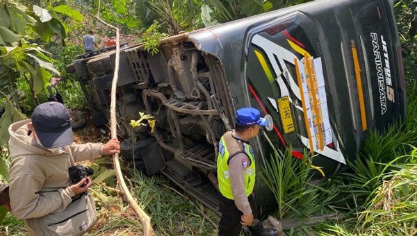 Bus Rombongan Peziarah Asal Lampung Timur Kecelakaan