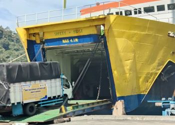 KMP Jatra II mengangkut bantuan bahan pokok dan alat berat excavator menuju Sibolga Sumatera Utara