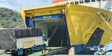 KMP Jatra II mengangkut bantuan bahan pokok dan alat berat excavator menuju Sibolga Sumatera Utara