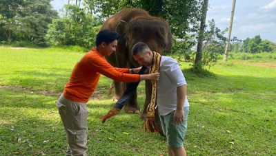 Irvan Nasution mengalungkan selendang tapis Lampung kepada Stevan Tokin