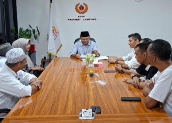 Ketum KONI Provinsi Lampung Serahkan SK KONI Lampung Tengah