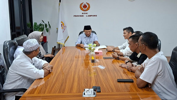 Ketum KONI Provinsi Lampung Serahkan SK KONI Lampung Tengah