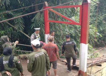Mobil terjun ke sungai di Tanggamus