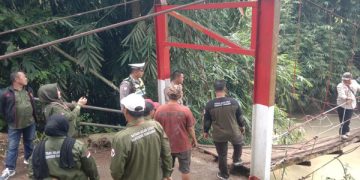 Mobil terjun ke sungai di Tanggamus